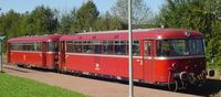 Schienenbus in typischem Rot (Foto: https://commons.wikimedia.org/w/index.php?curid=1166638)